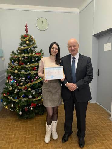 Вручення дипломів триває
